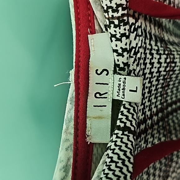 Red black and white print crop top with hood - Picture 3 of 3